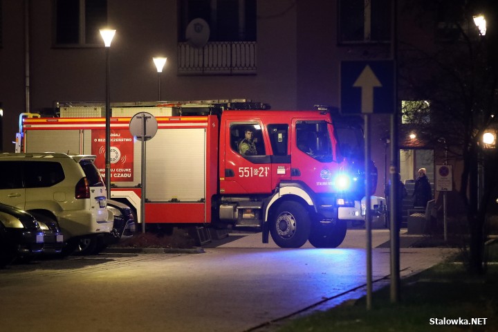 Akcja straży pożarnej w bloku na osiedlu Śródmieście.