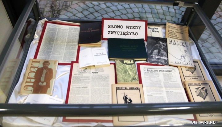 W holu, na parterze budynku Biblioteki Głównej oglądać można od dziś wystawę pt. 13 grudnia 81` - Pamiętamy!