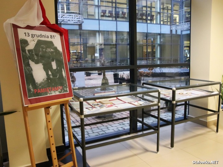 W holu, na parterze budynku Biblioteki Głównej oglądać można od dziś wystawę pt. 13 grudnia 81` - Pamiętamy!