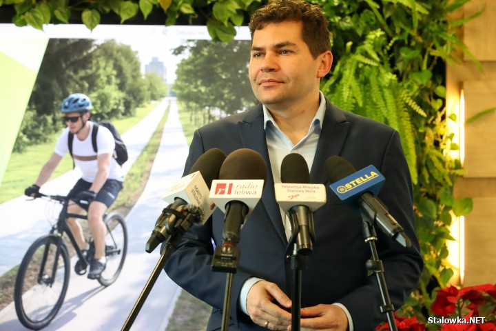 Konferencja prasowa dotycząca dofinansowania modernizacji ciągów pieszo-rowerowych na terenie Stalowej Woli.
