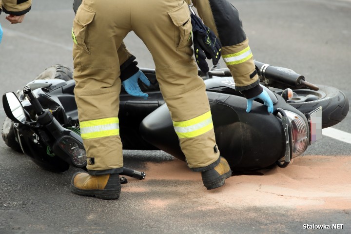 Na wiadukcie na ulicy Komisji Edukacji Narodowej w Stalowej Woli doszło do wypadku z udziałem skutera.
