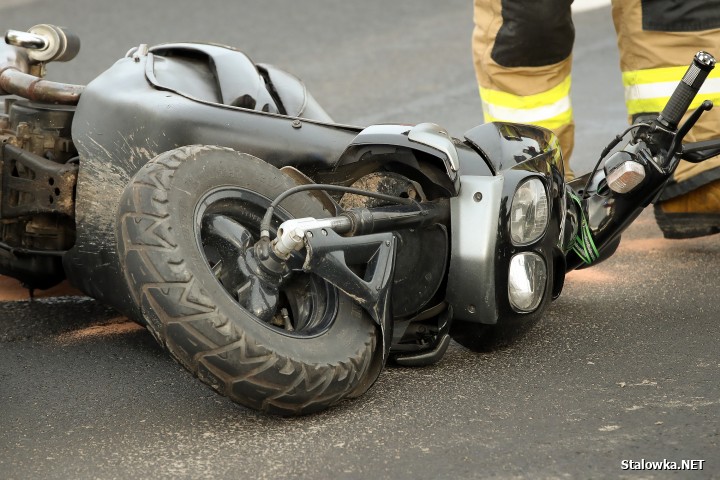 Na wiadukcie na ulicy Komisji Edukacji Narodowej w Stalowej Woli doszło do wypadku z udziałem skutera.
