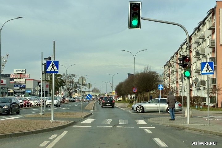 Za przejście na czerwonym świetle policja ma prawo ukarać pieszego mandatem w wysokości 200 złotych.