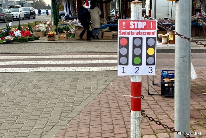 Za przejście na czerwonym świetle policja ma prawo ukarać pieszego mandatem w wysokości 200 złotych.