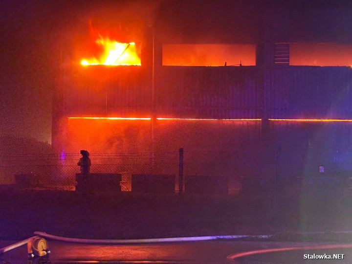 Na ulicy Zdzisława Malickiego płonie hala z paliwami alternatywnymi.