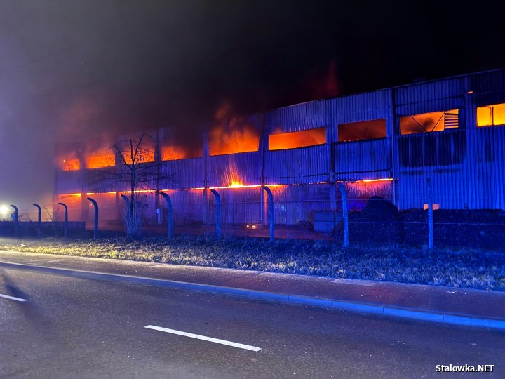 Na ulicy Zdzisława Malickiego płonie hala z paliwami alternatywnymi.