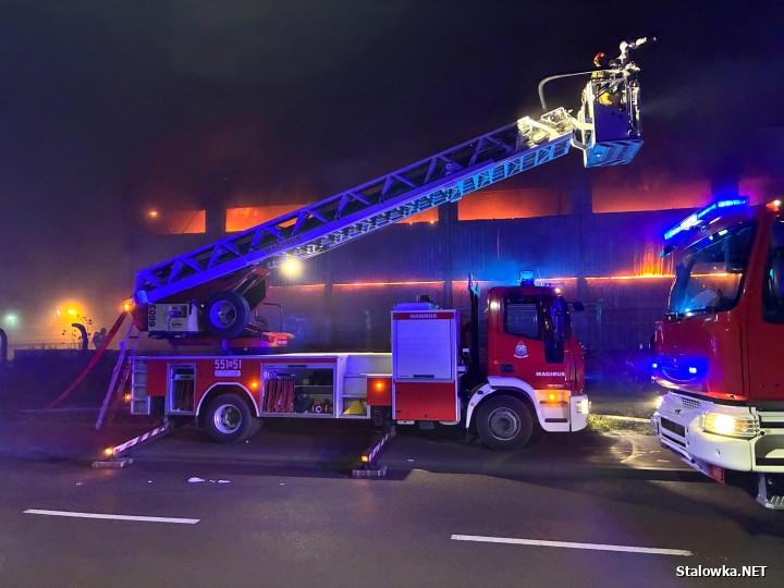 Na ulicy Zdzisława Malickiego płonie hala z paliwami alternatywnymi.