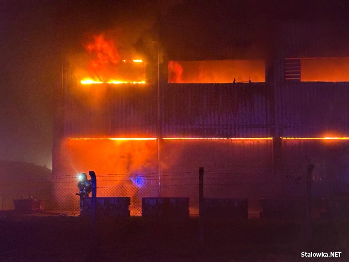Na ulicy Zdzisława Malickiego płonie hala z paliwami alternatywnymi.