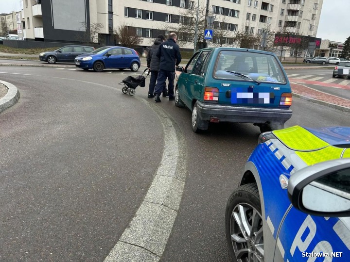 Mundurowi, przejeżdżając przez jedno ze stalowowolskich rond, zauważyli mężczyznę idącego środkiem jezdni.