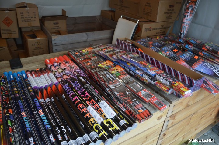 Nic nie wyszło z zapowiedzi polityków, że zniknie handel wyrobami pirotechnicznymi.