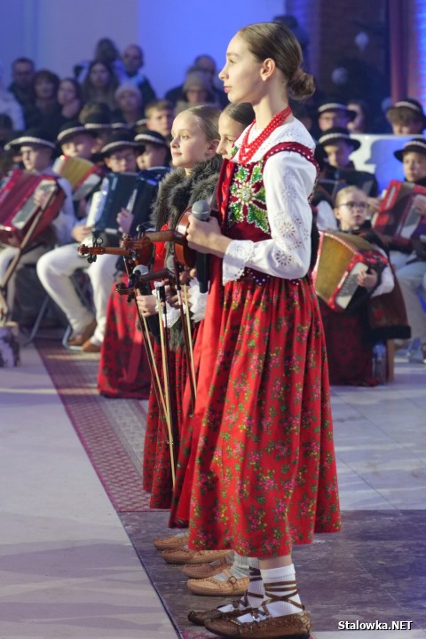 W murach Bazyliki Konkatedralnej Matki Bożej Królowej Polski zabrzmiała muzyka, która połączyła pokolenia i serca - koncert kolęd i pastorałek w wykonaniu Akademii Ciupaga.