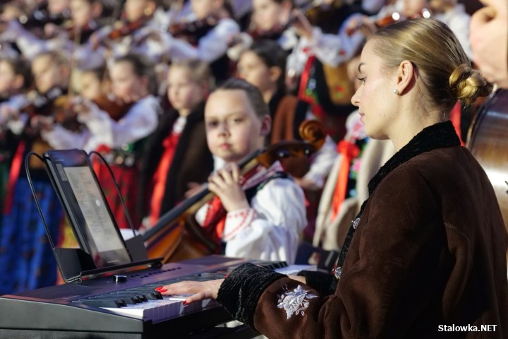 W murach Bazyliki Konkatedralnej Matki Bożej Królowej Polski zabrzmiała muzyka, która połączyła pokolenia i serca - koncert kolęd i pastorałek w wykonaniu Akademii Ciupaga.