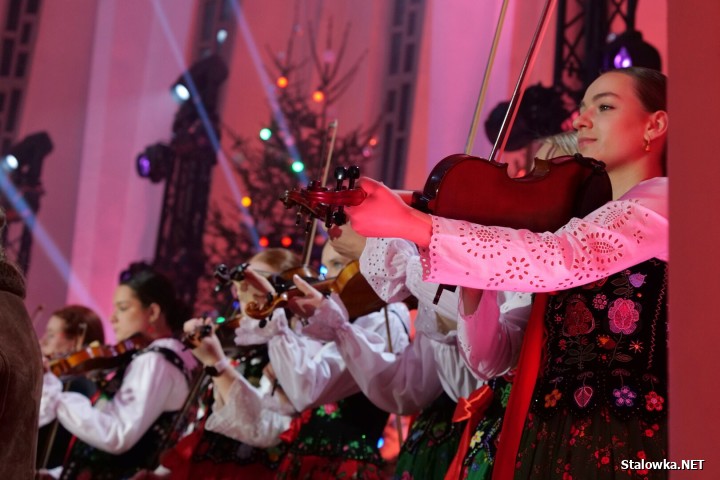 W murach Bazyliki Konkatedralnej Matki Bożej Królowej Polski zabrzmiała muzyka, która połączyła pokolenia i serca - koncert kolęd i pastorałek w wykonaniu Akademii Ciupaga.