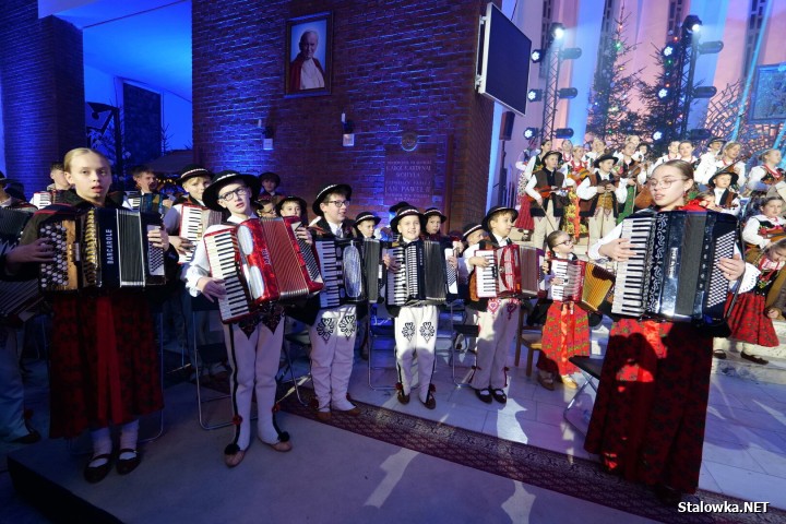 W murach Bazyliki Konkatedralnej Matki Bożej Królowej Polski zabrzmiała muzyka, która połączyła pokolenia i serca - koncert kolęd i pastorałek w wykonaniu Akademii Ciupaga.