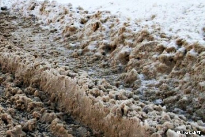 Intensywne opady śniegu dają się we znaki. Władze gminy Zaleszany apelują o niepozostawianie samochodów na poboczach oraz w węższych odcinkach dróg.
