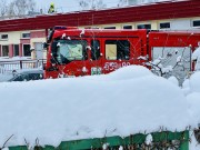Strażacy usuwający śnieg z dachu miejskiego przedszkola nr 15 na ul. Obrońców Westerplatte 1 w Stalowej Woli.