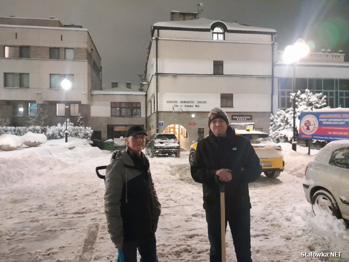 Stalowi Patrioci ruszyli z łopatami na miasto, aby wesprzeć służby w odśnieżaniu.