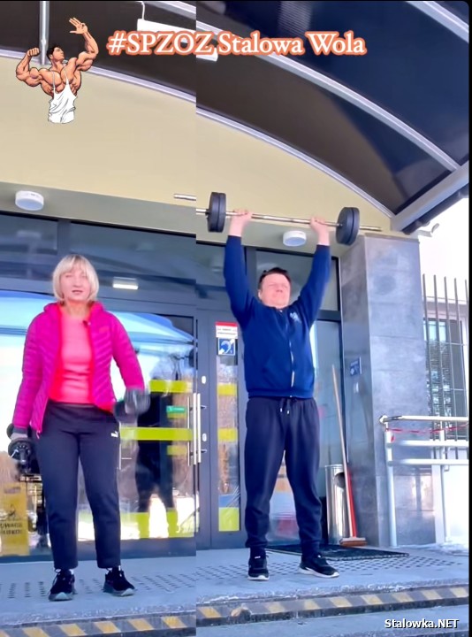 Radna Urszula Tatys i Daniel Hausner na schodach ambulatorium wyciskają ciężary, nawiązując do nominacji p.o. na stanowisko Michała Stachowa.