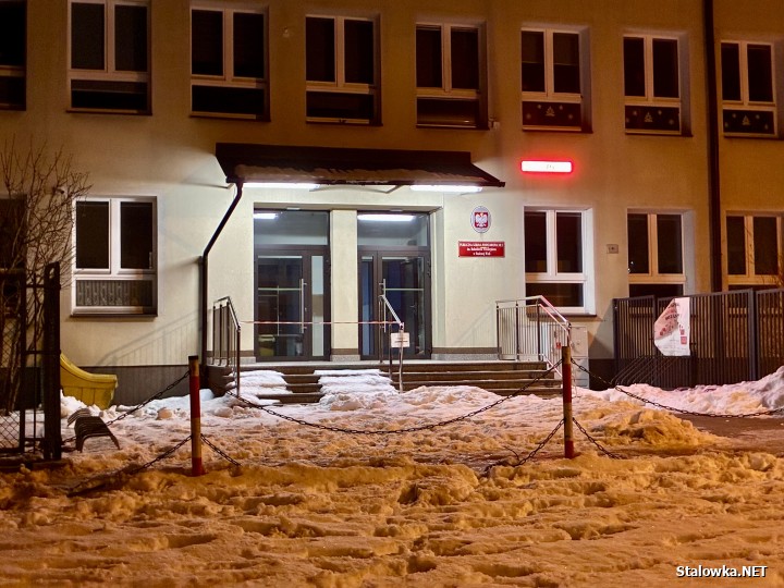 Czujnik jakości powietrza na Publicznej Szkole Podstawowej nr 3 im. Bohaterów Westerplatte w Stalowej Woli.