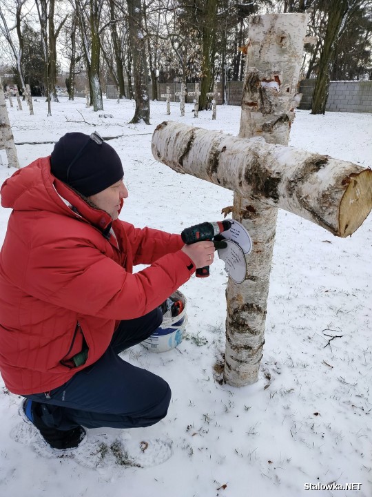 Naprawiono zdewastowane krzyże na cmentarzu wojennym.