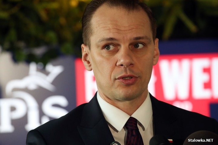 Poseł Rafał Weber (PiS) na konferencji prasowej w biurowcu Mostostal w Stalowej Woli.
