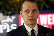 Poseł Rafał Weber (PiS) na konferencji prasowej w biurowcu Mostostal w Stalowej Woli.