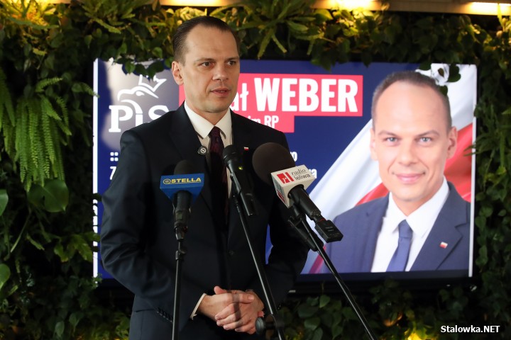 Poseł Rafał Weber (PiS) na konferencji prasowej w biurowcu Mostostal w Stalowej Woli.