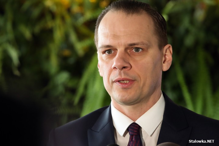 Poseł Rafał Weber (PiS) na konferencji prasowej w biurowcu Mostostal w Stalowej Woli.