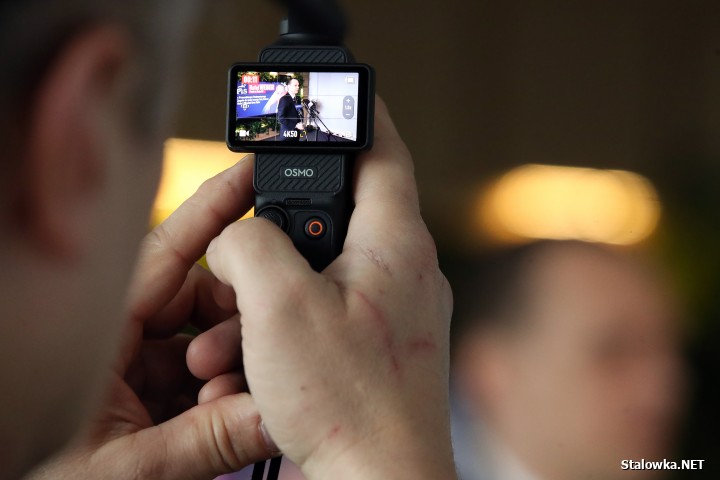 Poseł Rafał Weber (PiS) na konferencji prasowej w biurowcu Mostostal w Stalowej Woli.