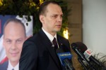 Poseł Rafał Weber (PiS) na konferencji prasowej w biurowcu Mostostal w Stalowej Woli.
