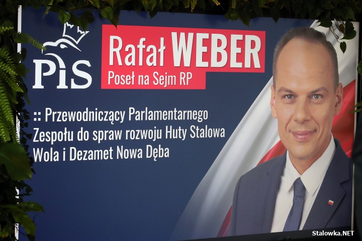 Poseł Rafał Weber (PiS) na konferencji prasowej w biurowcu Mostostal w Stalowej Woli.
