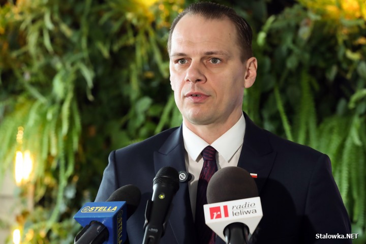 Poseł Rafał Weber (PiS) na konferencji prasowej w biurowcu Mostostal w Stalowej Woli.