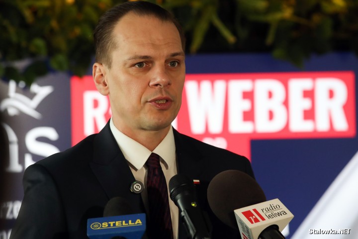 Poseł Rafał Weber (PiS) na konferencji prasowej w biurowcu Mostostal w Stalowej Woli.