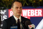 Poseł Rafał Weber (PiS) na konferencji prasowej w biurowcu Mostostal w Stalowej Woli.