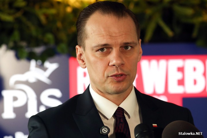 Poseł Rafał Weber (PiS) na konferencji prasowej w biurowcu Mostostal w Stalowej Woli.