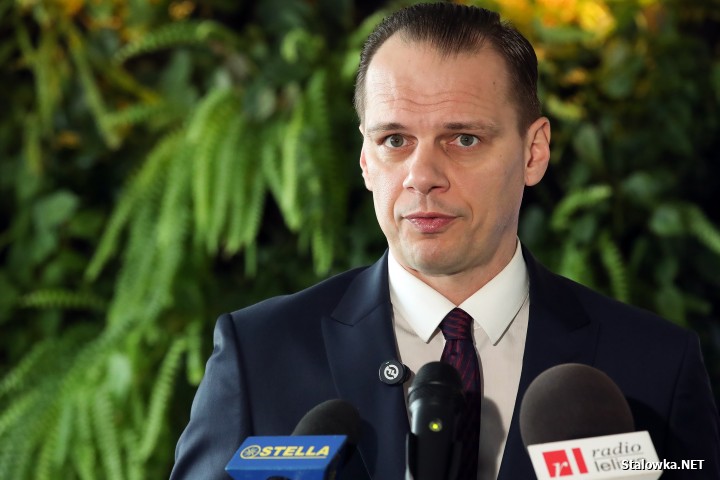 Poseł Rafał Weber (PiS) na konferencji prasowej w biurowcu Mostostal w Stalowej Woli.