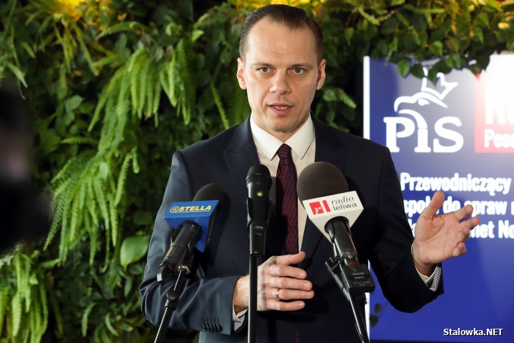 Poseł Rafał Weber (PiS) na konferencji prasowej w biurowcu Mostostal w Stalowej Woli.