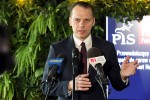 Poseł Rafał Weber (PiS) na konferencji prasowej w biurowcu Mostostal w Stalowej Woli.
