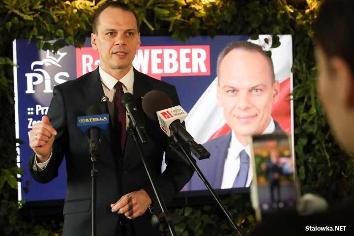 Poseł Rafał Weber (PiS) na konferencji prasowej w biurowcu Mostostal w Stalowej Woli.