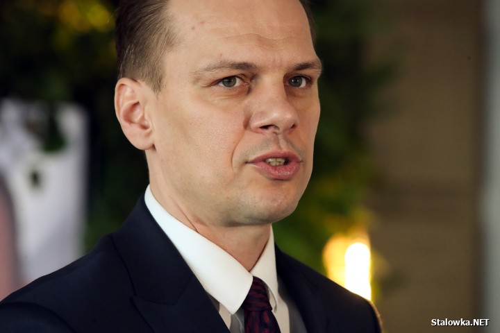 Poseł Rafał Weber (PiS) na konferencji prasowej w biurowcu Mostostal w Stalowej Woli.