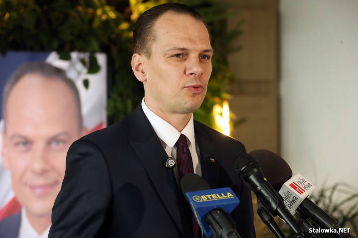 Poseł Rafał Weber (PiS) na konferencji prasowej w biurowcu Mostostal w Stalowej Woli.