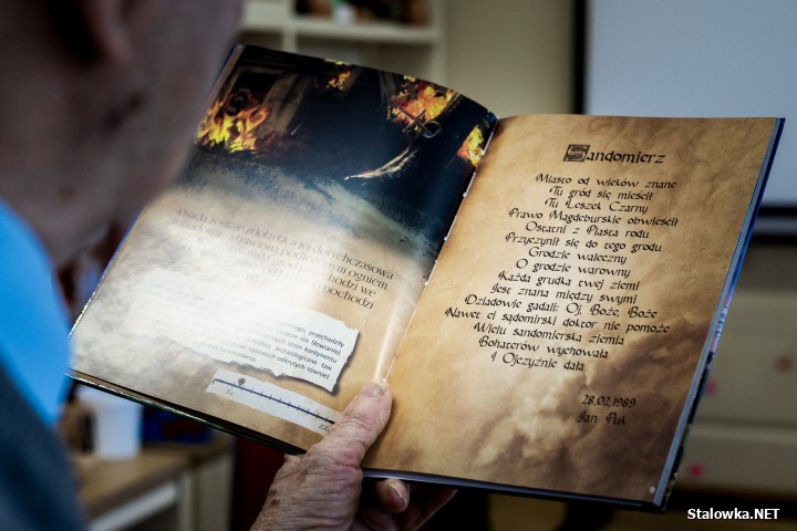 Rzeźbiarz, zabawkarz i propagator folkloru lasowiackiego Jan Puk spotkał się z uczniami z klasy II B Publicznej Szkoły Podstawowej nr 4 imienia Eugeniusza Kwiatkowskiego w Stalowej Woli.