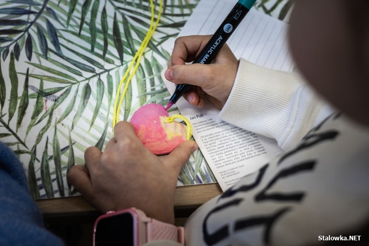 Rzeźbiarz, zabawkarz i propagator folkloru lasowiackiego Jan Puk spotkał się z uczniami z klasy II B Publicznej Szkoły Podstawowej nr 4 imienia Eugeniusza Kwiatkowskiego w Stalowej Woli.