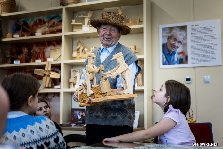 Rzeźbiarz, zabawkarz i propagator folkloru lasowiackiego Jan Puk spotkał się z uczniami z klasy II B Publicznej Szkoły Podstawowej nr 4 imienia Eugeniusza Kwiatkowskiego w Stalowej Woli.