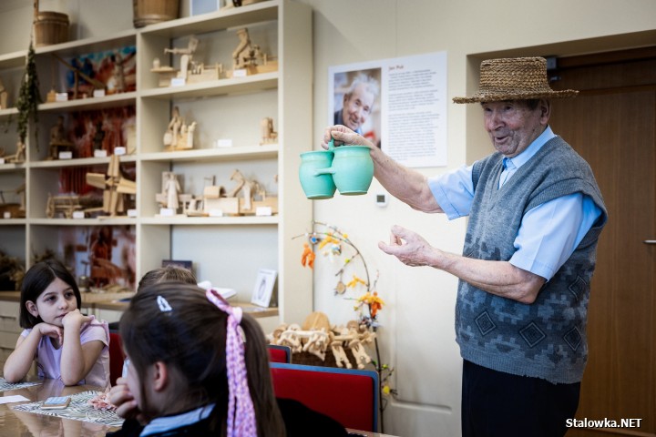 Rzeźbiarz, zabawkarz i propagator folkloru lasowiackiego Jan Puk spotkał się z uczniami z klasy II B Publicznej Szkoły Podstawowej nr 4 imienia Eugeniusza Kwiatkowskiego w Stalowej Woli.