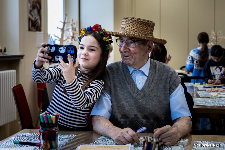 Rzeźbiarz, zabawkarz i propagator folkloru lasowiackiego Jan Puk spotkał się z uczniami z klasy II B Publicznej Szkoły Podstawowej nr 4 imienia Eugeniusza Kwiatkowskiego w Stalowej Woli.