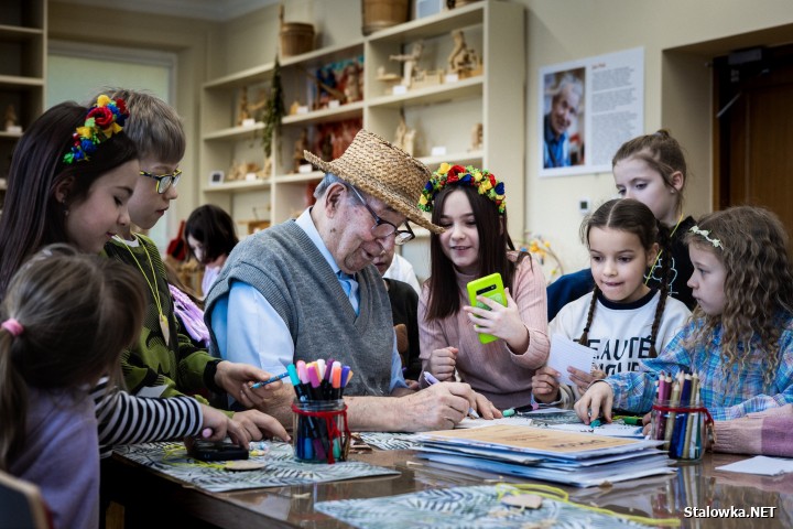 Rzeźbiarz, zabawkarz i propagator folkloru lasowiackiego Jan Puk spotkał się z uczniami z klasy II B Publicznej Szkoły Podstawowej nr 4 imienia Eugeniusza Kwiatkowskiego w Stalowej Woli.