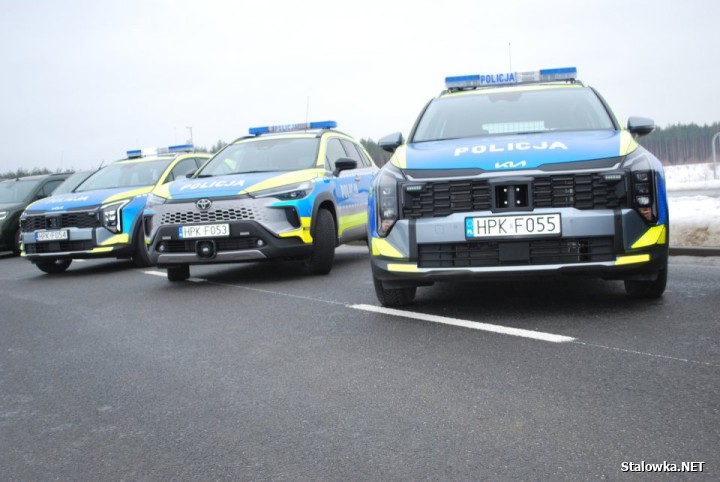 8 nowych pojazdów, w tym 3 radiowozy oznakowane otrzymała Komenda Powiatowa Policji w Stalowej Woli.