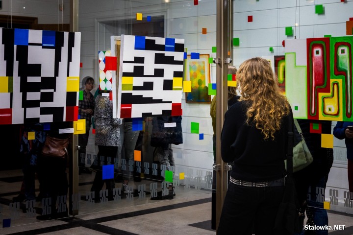 Do 10 marca 2026 roku w Galerii Tło w Miejskim Domu Kultury można oglądać wystawę prezentującą twórczość dwóch artystów, braci bliźniaków - Piotra i Witolda Adamczyków pod tytułem Współbrzmienie 3.