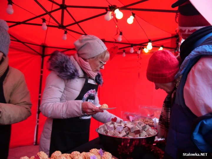 Za nami Miejskie Walentynki na Rynku w Rozwadowie. Wyjątkowe, pełne ciepła i romantycznej atmosfery wydarzenie zgromadziło wiele zakochanych par, ale i wszystkich tych, którzy chcieli wspólnie świętować 14 lutego.